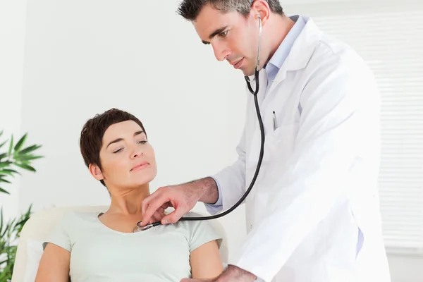 Läkare undersöker en patient — Stockfoto