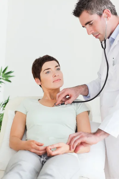 Doutor examinando uma paciente do sexo feminino — Fotografia de Stock