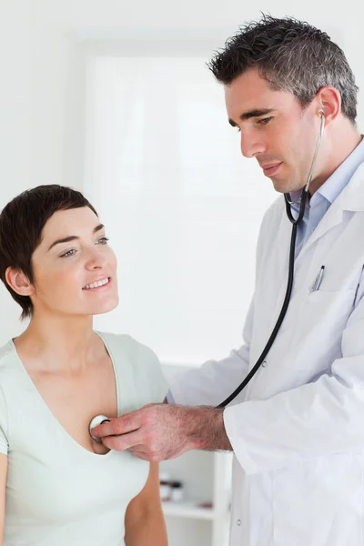 Lekarz bada brunetka dama z bliska — Zdjęcie stockowe