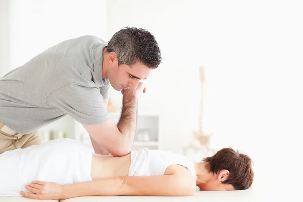 Femme relaxante pendant un massage du dos — Photo
