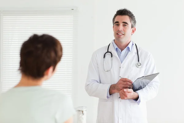 Doctor talking to a cute woman — Stock Photo, Image