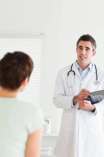 Doctor talking to a charming woman — Stock Photo, Image
