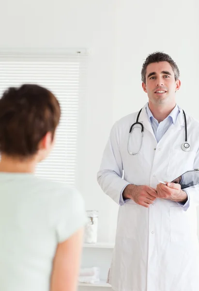 Läkare pratar med en brunett kvinna — Stockfoto