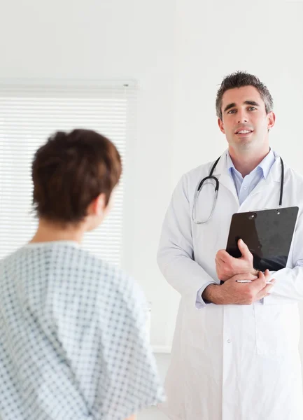 Doktor mluví s okouzlující žena v nemocniční košili — Stock fotografie