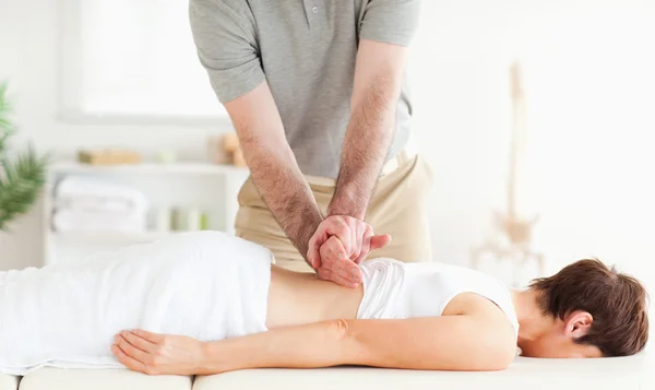 Mulher encantadora relaxante durante uma massagem nas costas — Fotografia de Stock