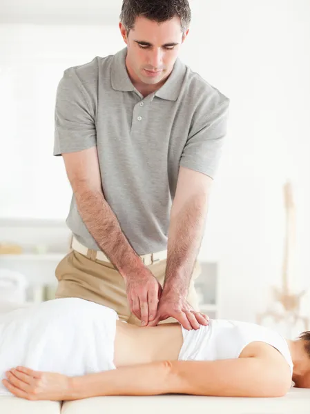 Prachtige vrouw krijgen een rug-massage — Stockfoto
