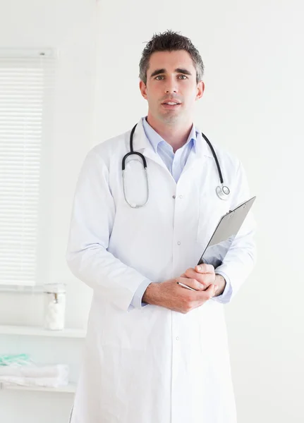 Doctor looking into the camera — Stock Photo, Image