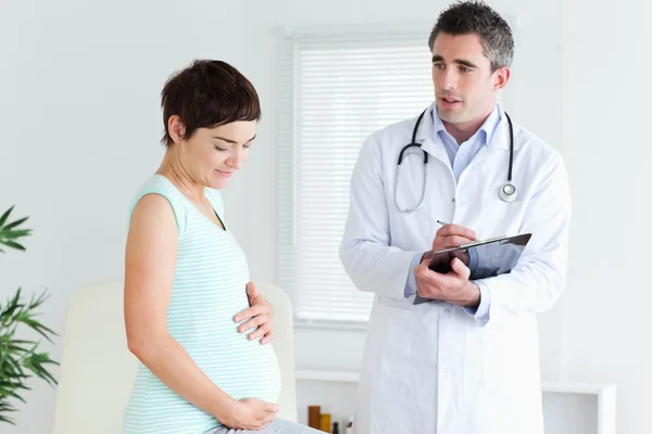Těhotná žena navštíví svého lékaře — Stock fotografie