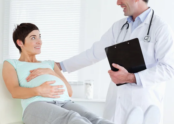Mujer embarazada acostada —  Fotos de Stock