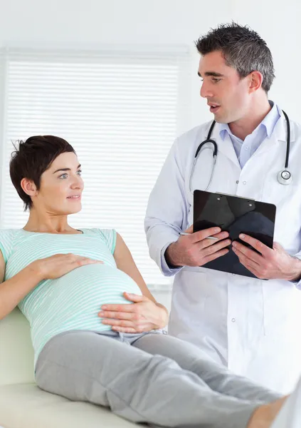 Doktor hamile bir kadınla konuşuyor. — Stok fotoğraf