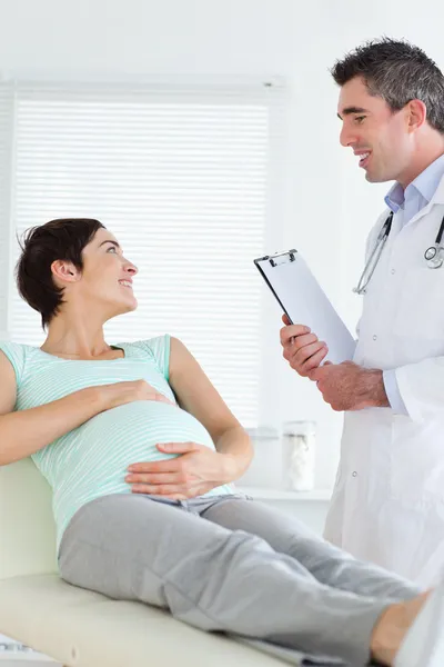 Έγκυος γυναίκα αγγίζει την κοιλιά της — Φωτογραφία Αρχείου