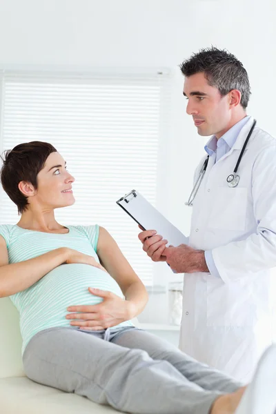 Těhotná roztomilá žena dotýká její břicho — Stock fotografie