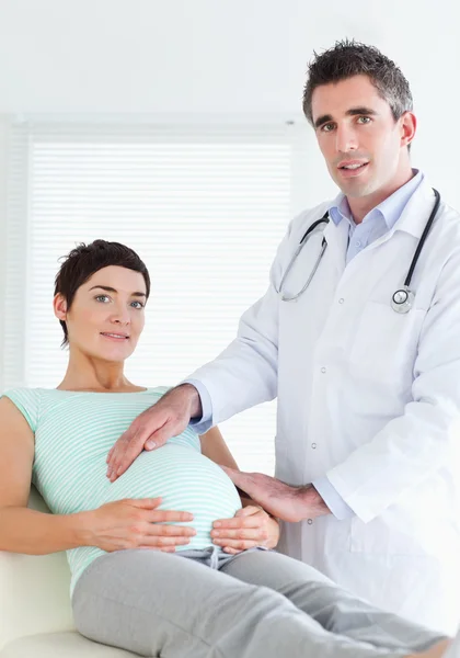 Retrato de um médico masculino e uma mulher grávida — Fotografia de Stock