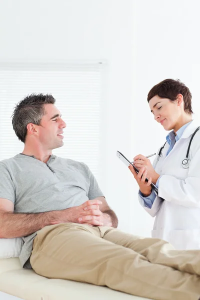 Médica a falar com um paciente do sexo masculino — Fotografia de Stock