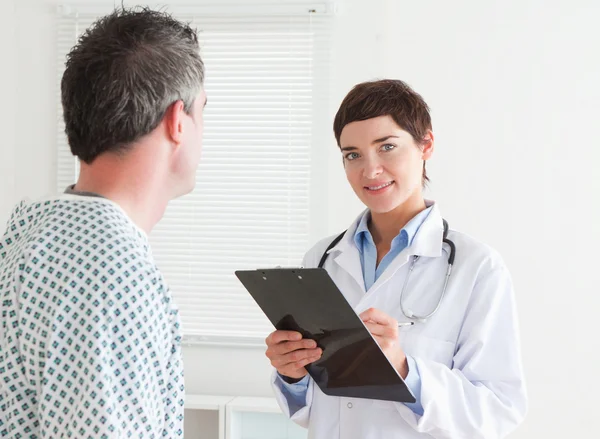 Жінка-лікар розмовляє з пацієнтом — стокове фото