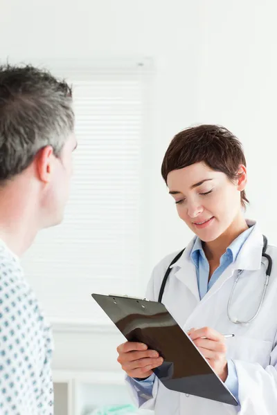 Närbild av en kvinnlig läkare som pratar med en patient — Stockfoto
