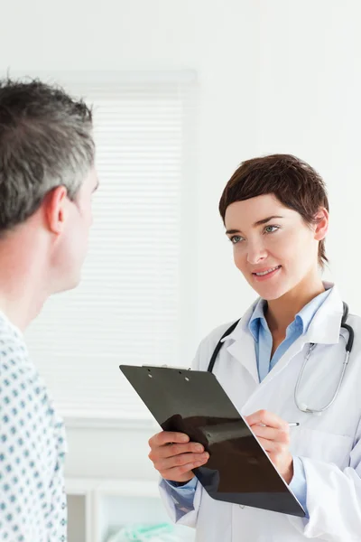 Nahaufnahme einer Ärztin im Gespräch mit ihrer Patientin — Stockfoto