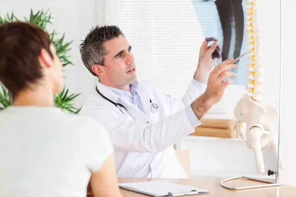 Врач-мужчина показывает пациенту рентген — стоковое фото