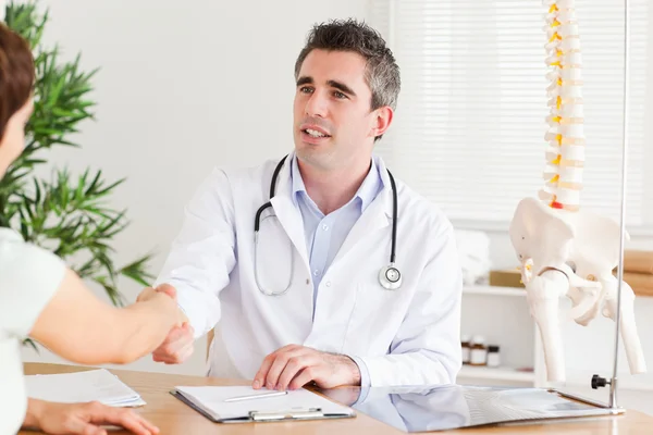 Doctor greeting a patient — Stock Photo, Image