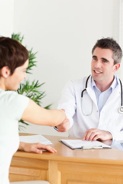Manliga läkare hälsning en patient — Stockfoto