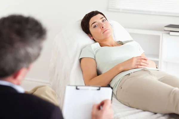 Psykolog pratar med en deprimerad kvinnliga tålmodiga — Stockfoto