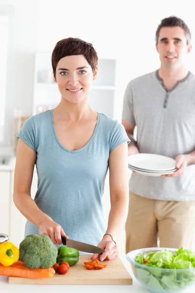 Retrato de um casal sorridente preparando o almoço — Fotografia de Stock