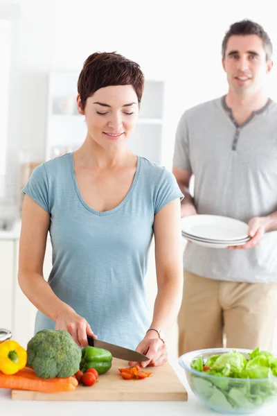 Porträt eines glücklichen Paares beim Zubereiten des Mittagessens — Stockfoto