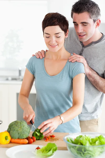 Onun karısı kesme sebze izlerken koca — Stok fotoğraf