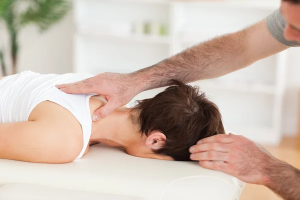 Stilig man massera en kvinnas hals — Stockfoto