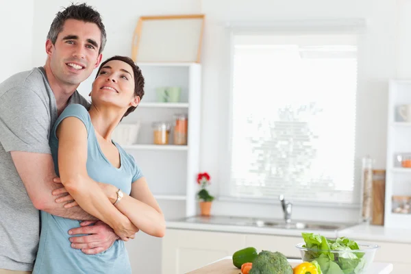 Glimlachende man en vrouw knuffelen — Stockfoto