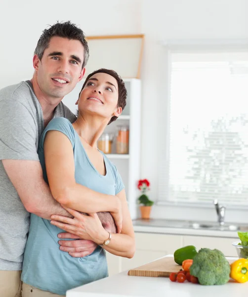 Gelukkig man en vrouw knuffelen — Stockfoto