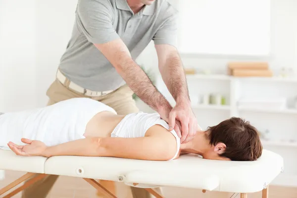 Guy masseren een leuke vrouw nek — Stockfoto