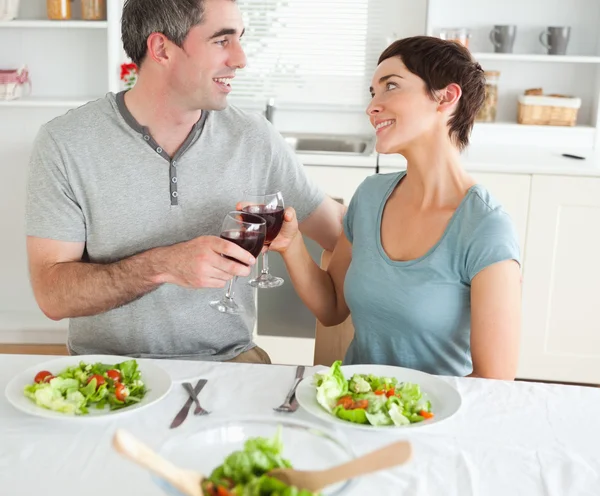 Close up of a cute couple toasting with redwine — Stock Photo, Image