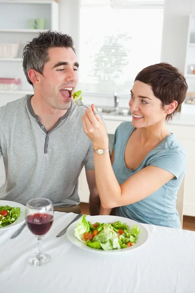 Kvinnan matar sin pojkvän — Stockfoto