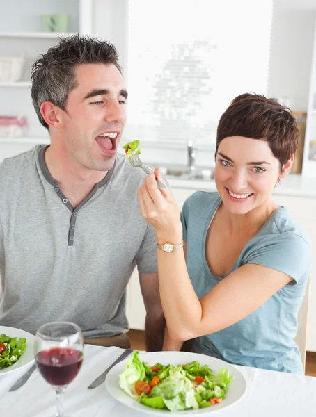 Mulher bonito alimentando seu namorado — Fotografia de Stock