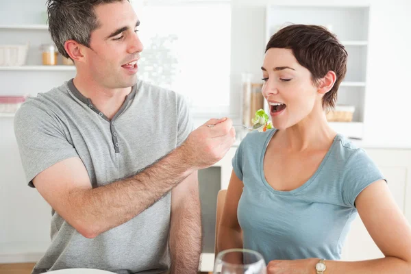 Man voedt zijn vrouw — Stockfoto