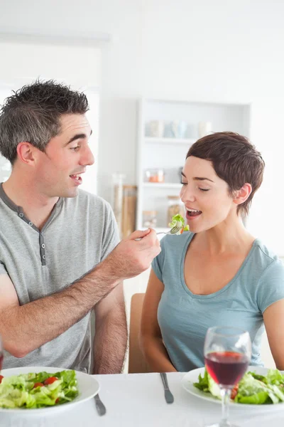 Homem alimentando sua encantadora esposa — Fotografia de Stock