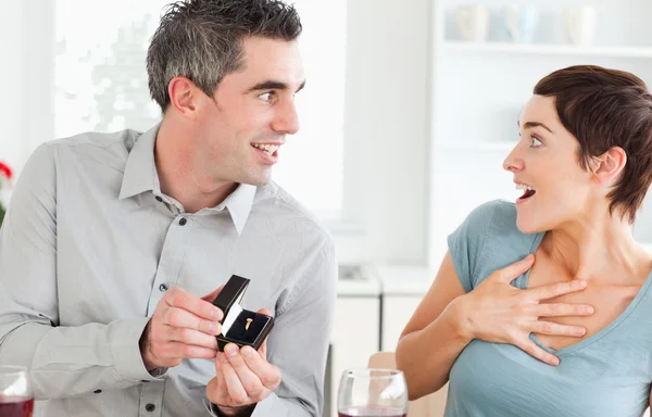 Man proposing to his surprised girlfriend — Stock Photo, Image