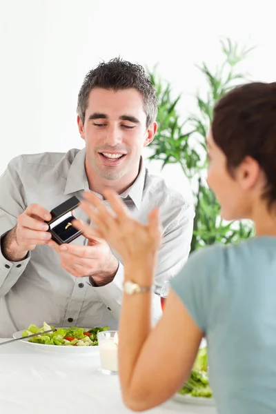 Man stelt zijn charmante vriendin tijdens het diner — Stockfoto
