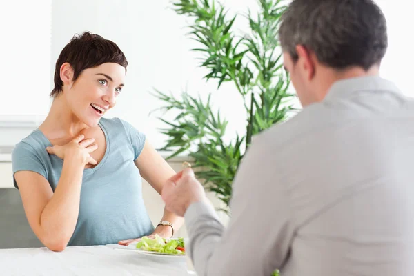 Handsome Man proposing to smiling girlfriend — Stock Photo, Image