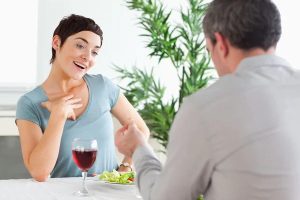 Handsome guy proposing to smiling girlfriend — Stock Photo, Image