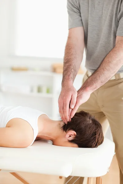Guy masseren een stralende vrouw nek — Stockfoto