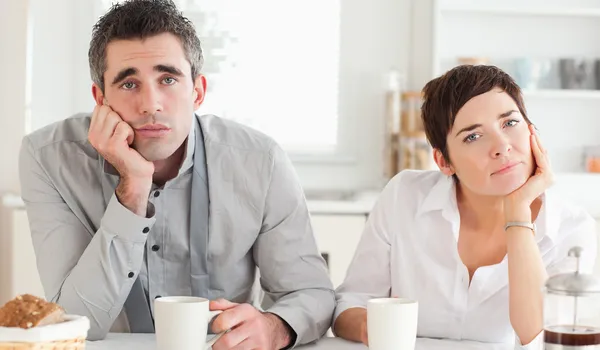 Worn out couple drinking coffee — Stock Photo, Image