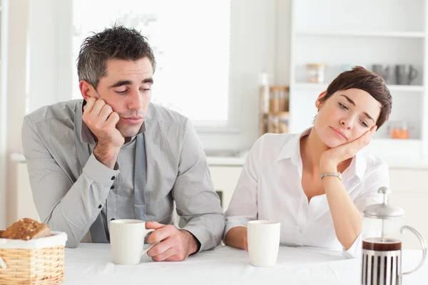 Exhausted couple drinking coffee — Stock Photo, Image