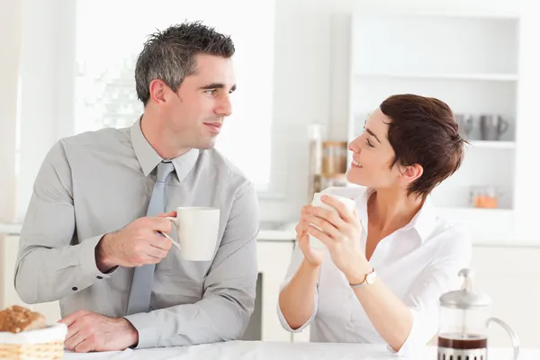 Happy couple drinking coffee — Stock Photo, Image