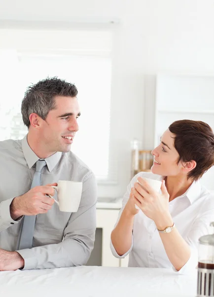 Smiling couple drinking coffee — Stock Photo, Image