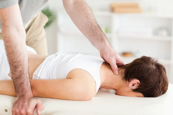 Молода жінка масажується — стокове фото
