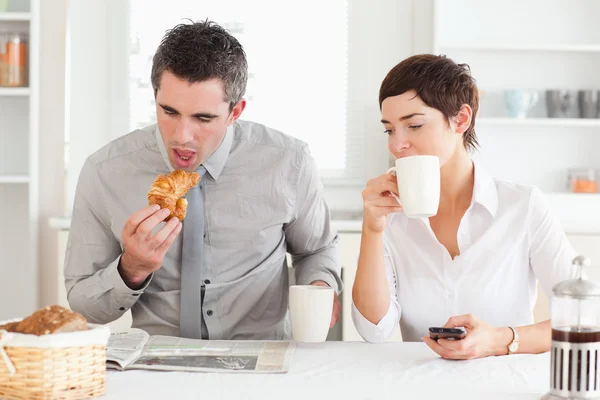 Casal alegre tomando café da manhã juntos — Fotografia de Stock