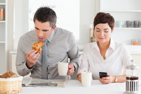 Paar ontbijten voordat het werk — Stockfoto