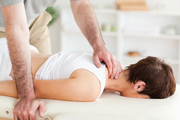 Massagista massageando o pescoço da mulher — Fotografia de Stock